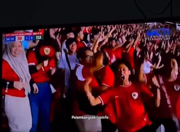 Para penonton bergemuruh saat timnas Indonesia memang atas Arab Saudi di GBK, Jakarta, Selasa (19/11/2024) malam. Foto: screenshot GTV.
