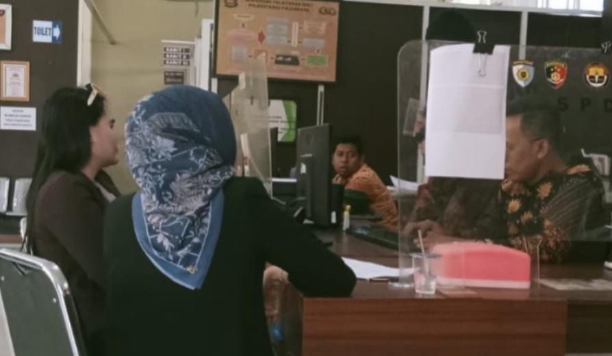 YT didampingi kuasa hukumnya melapor suaminya ke Polrestabes Palembang, Jumat (16/11/2024). Foto: Sumselheadline/Ela.