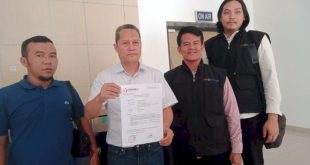 Tim hukum HDCU melapor ke Bawaslu atas dugaan penyalahgunaan bansos, Sabtu (30/11/2024). Foto: dok rmolsumsel.