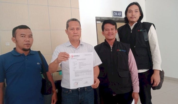 Tim hukum HDCU melapor ke Bawaslu atas dugaan penyalahgunaan bansos, Sabtu (30/11/2024). Foto: dok rmolsumsel.