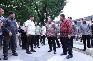 Mendagti, Tito Karnavian didampingi Pj Gubernur Sumsel Eelen Setiadi, dan Pj Walikota Palembang, A Damenta meninjau revitalisasi kawasan kambang iwak, Jumat (1/11/2024). Foto: Kominfo Palembang.
