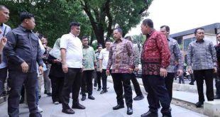 Mendagti, Tito Karnavian didampingi Pj Gubernur Sumsel Eelen Setiadi, dan Pj Walikota Palembang, A Damenta meninjau revitalisasi kawasan kambang iwak, Jumat (1/11/2024). Foto: Kominfo Palembang.