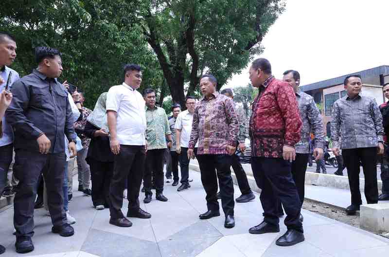 Mendagti, Tito Karnavian didampingi Pj Gubernur Sumsel Eelen Setiadi, dan Pj Walikota Palembang, A Damenta meninjau revitalisasi kawasan kambang iwak, Jumat (1/11/2024). Foto: Kominfo Palembang.