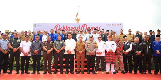 Deklarasi Damai Pilkada Sumsel 2024 bertempat di halaman Rumah Dinas Gubernur Sumsel Griya Agung Palembang, Senin (18/11/2024). Foto: Humas Pemprov Sumsel.