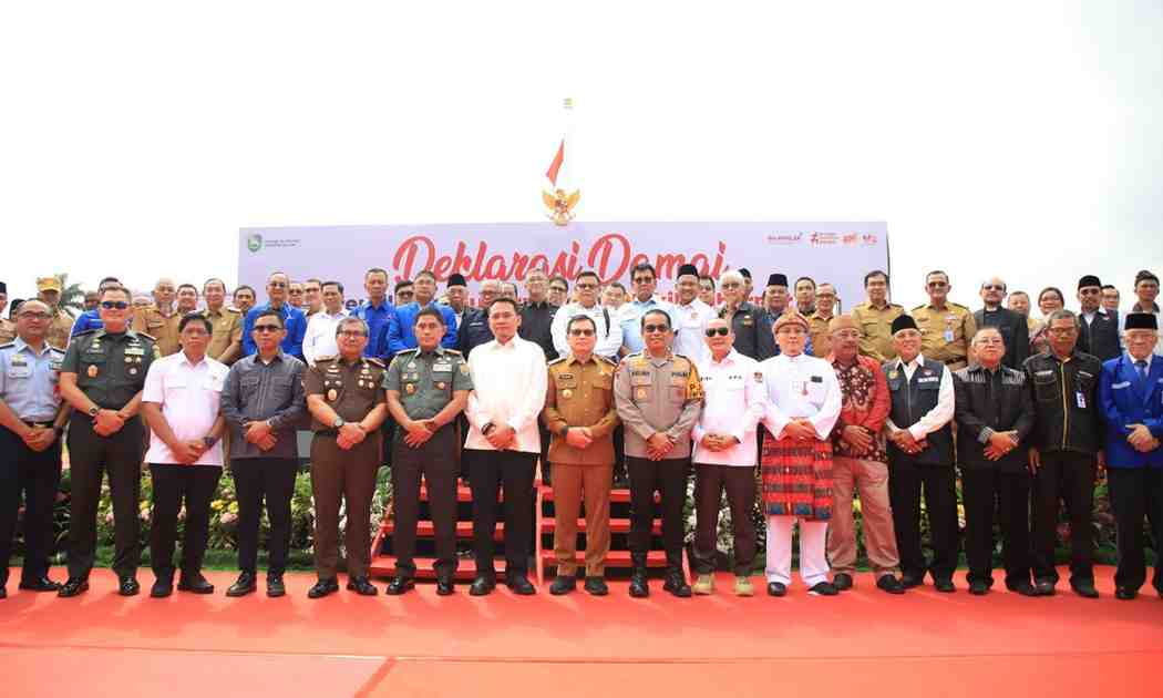 Deklarasi Damai Pilkada Sumsel 2024 bertempat di halaman Rumah Dinas Gubernur Sumsel Griya Agung Palembang, Senin (18/11/2024). Foto: Humas Pemprov Sumsel.