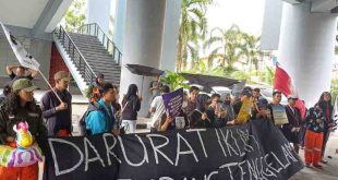 Walhi Sumsel menggelar aksi dan menilai Pemkot Palembang gagal menanggulangi banjir, Rabu (20/11/2024). Foto: Sumselheadline/Pitria.