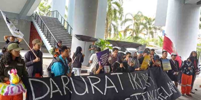 Walhi Sumsel menggelar aksi dan menilai Pemkot Palembang gagal menanggulangi banjir, Rabu (20/11/2024). Foto: Sumselheadline/Pitria.