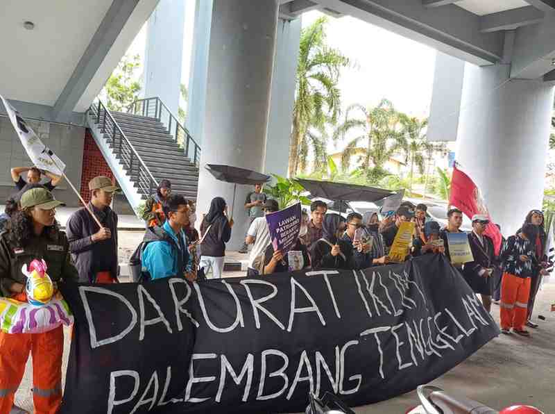 Walhi Sumsel menggelar aksi dan menilai Pemkot Palembang gagal menanggulangi banjir, Rabu (20/11/2024). Foto: Sumselheadline/Pitria.