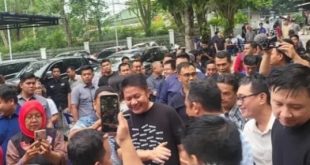 Cagub Sumsel, Herman Deru yang mendapat sambutan hangat para tim pemenangan HDCU di Rumah Kayu, Taman Kenten, Palembang, Rabu 927/11/2024). Foto: Tim HDCU.