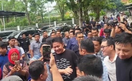 Cagub Sumsel, Herman Deru yang mendapat sambutan hangat para tim pemenangan HDCU di Rumah Kayu, Taman Kenten, Palembang, Rabu 927/11/2024). Foto: Tim HDCU.