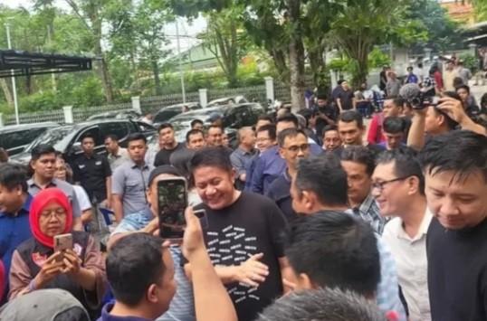Cagub Sumsel, Herman Deru yang mendapat sambutan hangat para tim pemenangan HDCU di Rumah Kayu, Taman Kenten, Palembang, Rabu 927/11/2024). Foto: Tim HDCU.