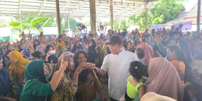 Ribuan warga menyambut kedatangan Cagub Sumsel, Herman Deru di Desa Ngulak 2 Kecamatan Sanga Desa, Musi Banyuasin, Jumat (8/11/2024). Foto: tim HDCU.