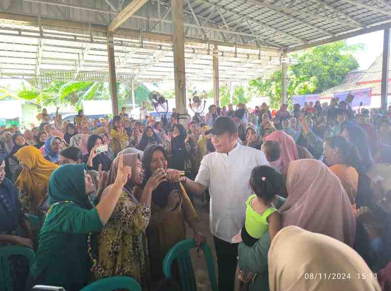 Ribuan warga menyambut kedatangan Cagub Sumsel, Herman Deru di Desa Ngulak 2 Kecamatan Sanga Desa, Musi Banyuasin, Jumat (8/11/2024). Foto: tim HDCU.