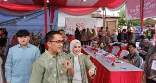 Cawako Palembang, Ratu Dewa bersama istri usai mencoblos di TPS 028 Kancil Putih, Palembang, Rabu (27/11/2024). Foto: Sumselheadline/Pitria.