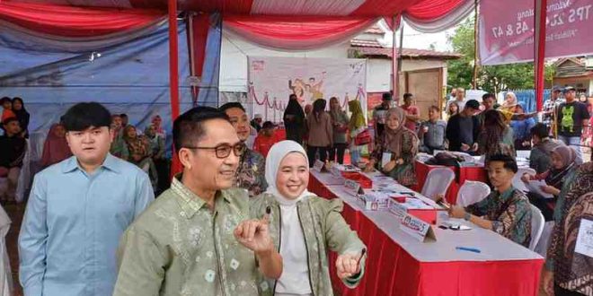Cawako Palembang, Ratu Dewa bersama istri usai mencoblos di TPS 028 Kancil Putih, Palembang, Rabu (27/11/2024). Foto: Sumselheadline/Pitria.