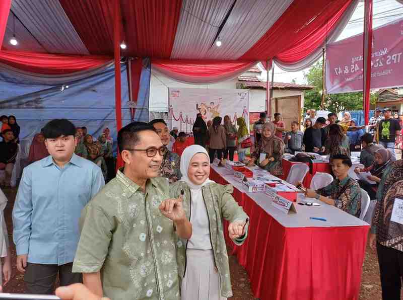 Cawako Palembang, Ratu Dewa bersama istri usai mencoblos di TPS 028 Kancil Putih, Palembang, Rabu (27/11/2024). Foto: Sumselheadline/Pitria.