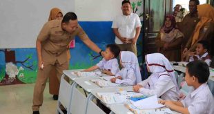 Kadisdik Palembang, Adrianus Amri saat memantau ANBK gelombang ketiga di SDN 228 dan SDN 229 Palembang, Selasa (5/11/2024). Foto: Kominfo Palembang.
