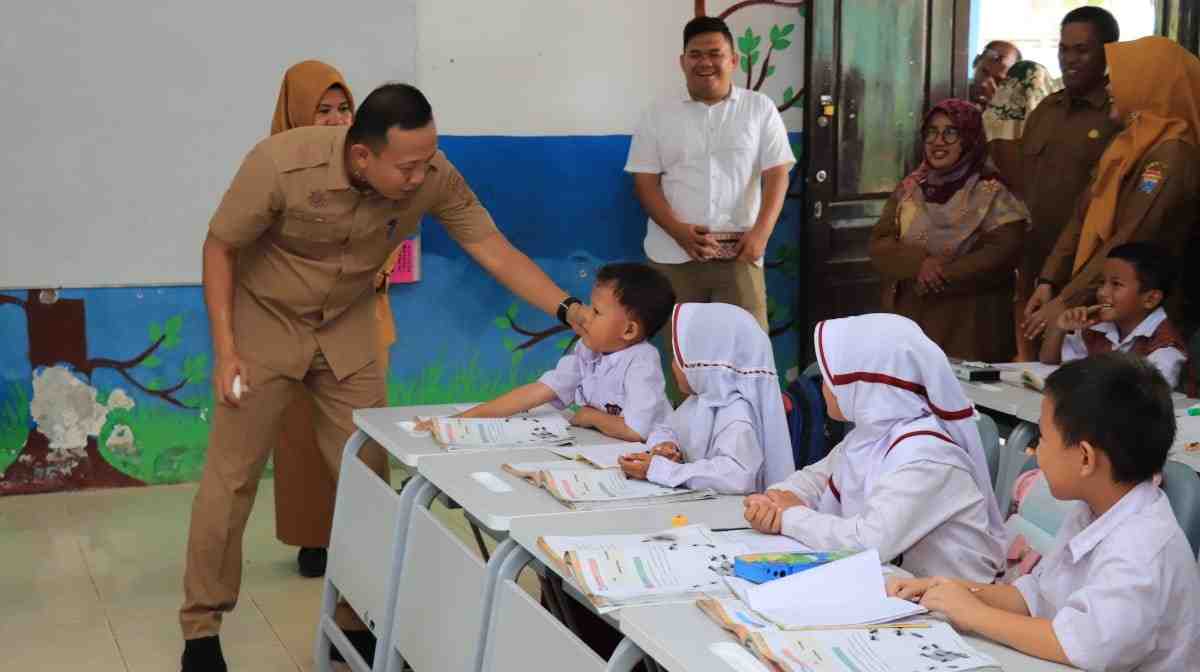 Kadisdik Palembang, Adrianus Amri saat memantau ANBK gelombang ketiga di SDN 228 dan SDN 229 Palembang, Selasa (5/11/2024). Foto: Kominfo Palembang.