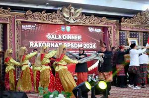 Suasana tarian di gala dinner jelang Rapat Koordinasi (Rakor) Badan Pengembangan Sumber Daya Manusia (BPSD) di Griya Agung, Palembang, Kamis (31/10/2024). malam. Foto: Humas Pemprov Sumsel.