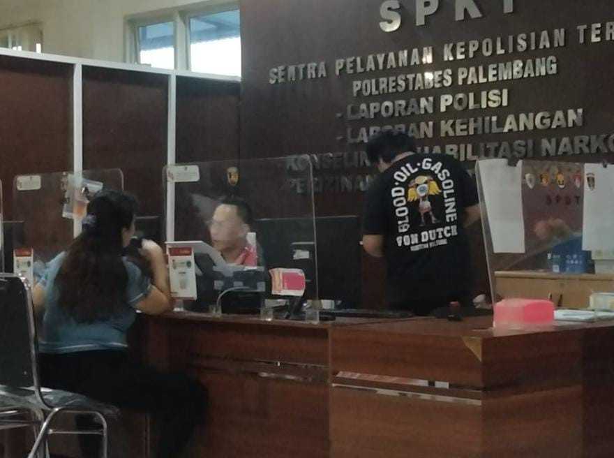 Lisa melapor terjadi penipuan dan penggelapan terkait beli tiket pesawat ke Polrestabes Palembang, Rabu (13/11/2024). Foto: Sumselheadline/Ela.