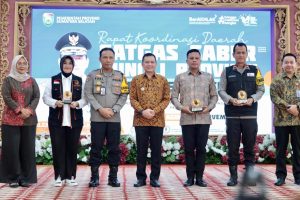 Pj Gubernur Sumsel, Elen Setiadi saat membuka Rapat Koordinasi (Rakor) Satgas Saber Pungli Provinsi Sumsel di Griya Agung Palembang, Jumat (22/11/2024) pagi. Foto: Humas Pemprov Sumsel.