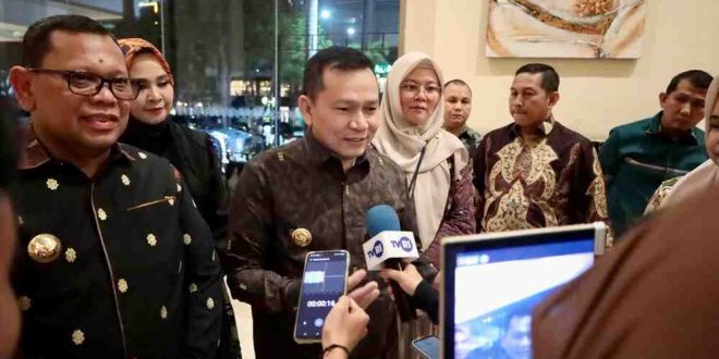 Pj Gubernur Sumsel, Elen Setiadi pada sesi Talkshow Sukses Pilkada Damai Sumsel Tahun 2024 di Hotel Aryaduta Palembang, Sabtu (23/11/2024) malam. Foto: Humas Pemprov Sumsel.
