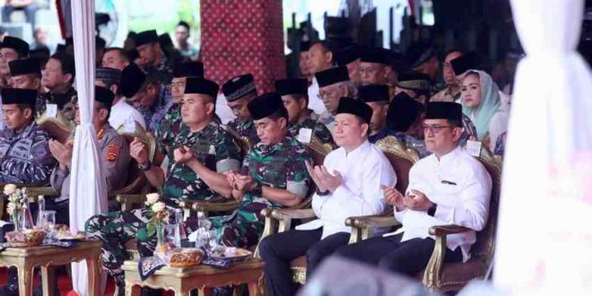 Pj Gubernur Sumsel, Eelen Setiadi, Pangdam II Sriwijaya Mayjen TNI M. Naudi Nurdika menghadiri doa bersama pemilukada damai di Monpera, Minggu (24/11/2024). Foto: Humas Pewmprov Sumsel.