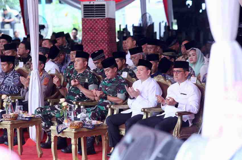 Pj Gubernur Sumsel, Eelen Setiadi, Pangdam II Sriwijaya Mayjen TNI M. Naudi Nurdika menghadiri doa bersama pemilukada damai di Monpera, Minggu (24/11/2024). Foto: Humas Pewmprov Sumsel.