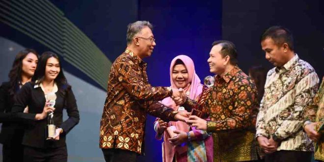 Pj Gubernur Sumsel, Elen Setiadi menerima penghargaan dalam kegiatan Bhumandalah Award 2024 di Jakarta. Foto: Humas Pemprov Sumsel.
