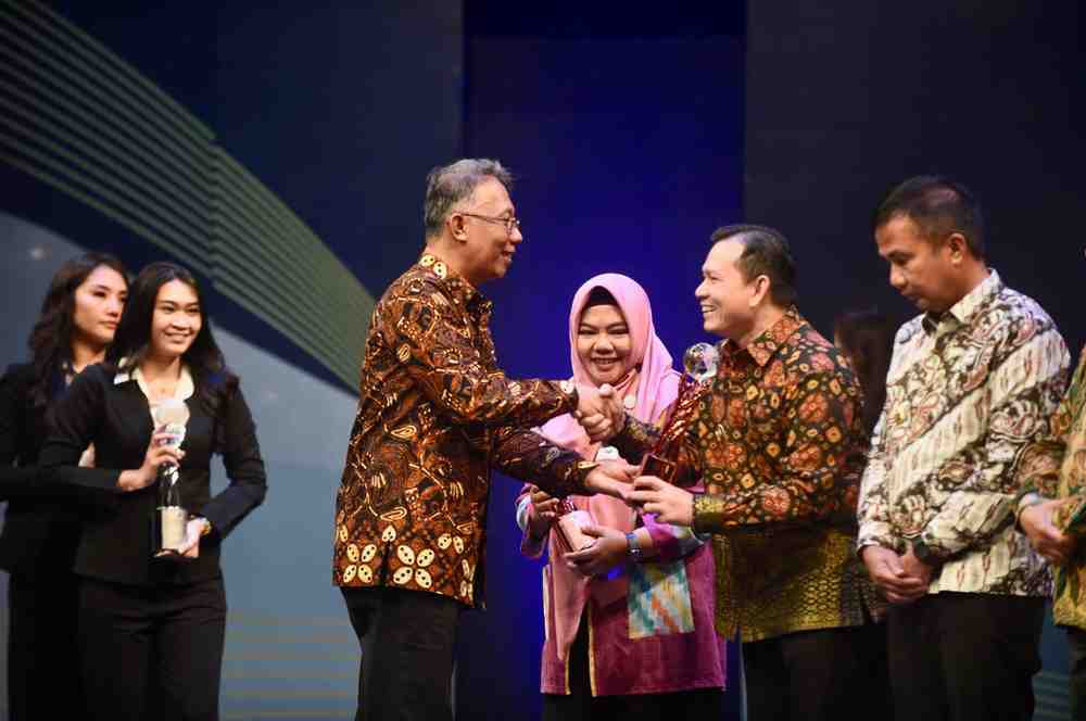 Pj Gubernur Sumsel, Elen Setiadi menerima penghargaan dalam kegiatan Bhumandalah Award 2024 di Jakarta. Foto: Humas Pemprov Sumsel.