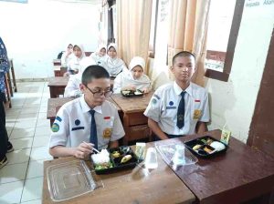 Siswa SMN 10 Palembang yang menjadi sasaran ujicoba makan bergizi gratis, Kamis (21/11/2024). Foto: Sumselheadline/Pitria.