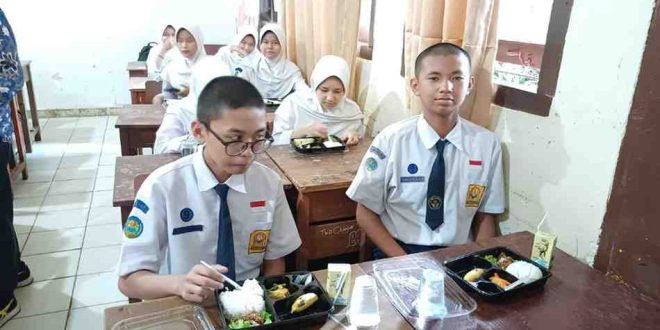 Siswa SMN 10 Palembang yang menjadi sasaran ujicoba makan bergizi gratis, Kamis (21/11/2024). Foto: Sumselheadline/Pitria.