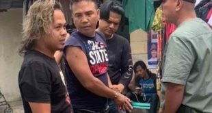 Zuliansyah (36), tengah, ditangkap polisi karena mencuri perhiasan warga Tangga Takat, Palembang. Foto: Sumselheadline/Ela.