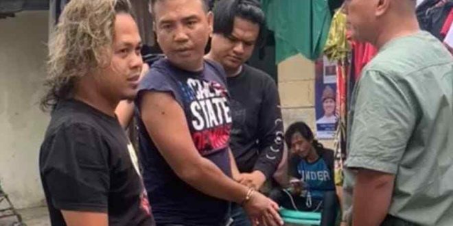 Zuliansyah (36), tengah, ditangkap polisi karena mencuri perhiasan warga Tangga Takat, Palembang. Foto: Sumselheadline/Ela.