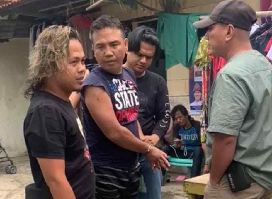Zuliansyah (36), tengah, ditangkap polisi karena mencuri perhiasan warga Tangga Takat, Palembang. Foto: Sumselheadline/Ela.