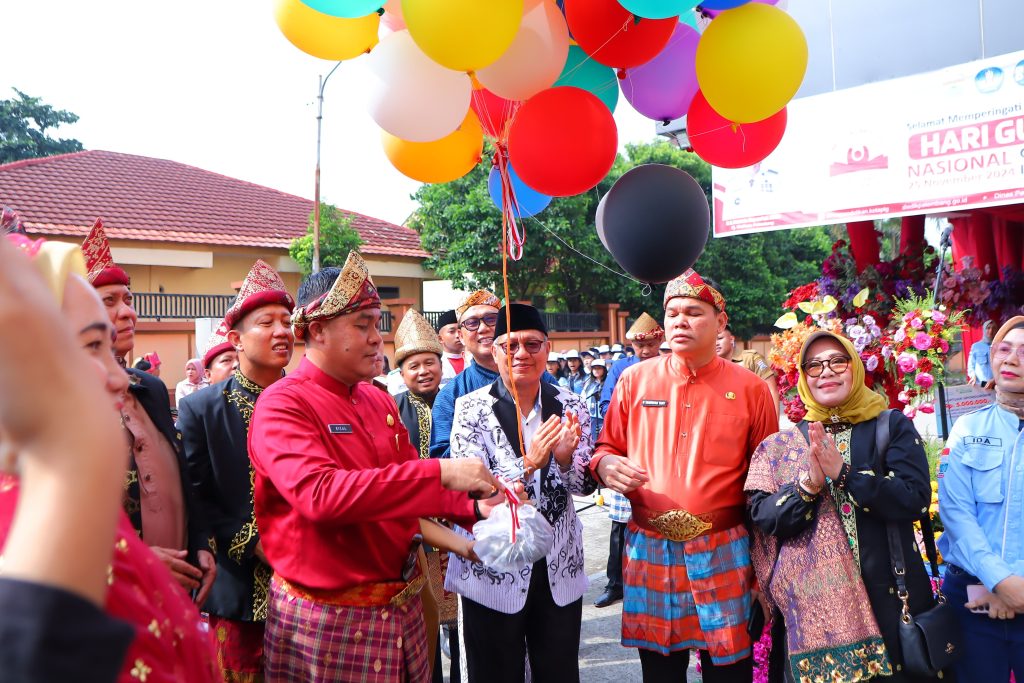 Sekretaris Daerah Palembang, Afrizal Hasyim melepaskan balon pada Hari Guru Nasional di halaman Kantor Dinas Pendidikan Palembang, Senin (25/11/2024). Foto: Kominfo Palembang.
