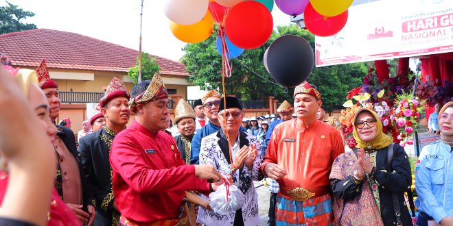 Sekretaris Daerah Palembang, Afrizal Hasyim melepaskan balon pada Hari Guru Nasional di halaman Kantor Dinas Pendidikan Palembang, Senin (25/11/2024). Foto: Kominfo Palembang.