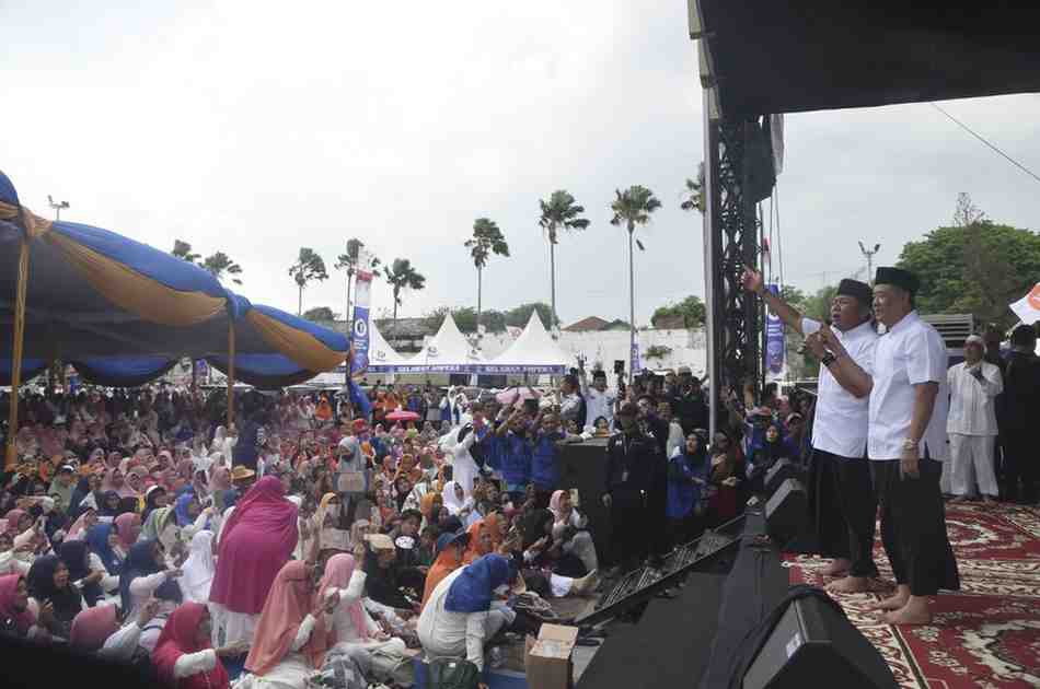 Duet Herman Deru dan Cik Ujang memimpin gema sholawat nabi di BKB Palembang. Puluhan ribu umat pun kompak mengikuti dan memberikan dukungan buat memimpin Sumsel lima tahun ke depan, Sabtu (9/11/2024). Foto: Tim HDCU.
