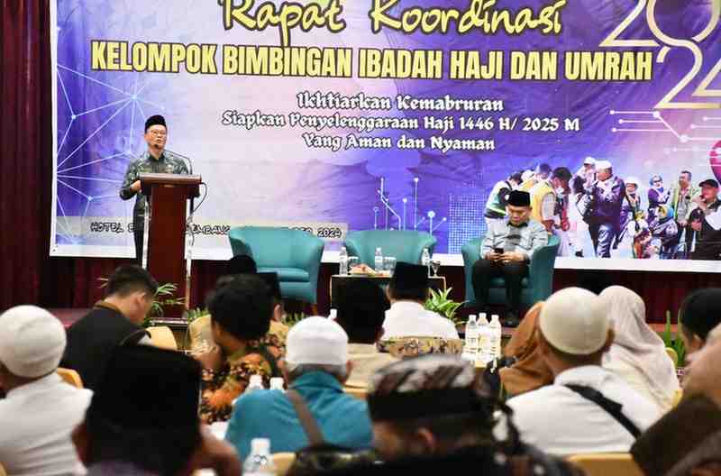 Kepala Kantor Wilayah Kemenag Provinsi Sumsel H. Syafitri Irwan saat membuka rakor KBIHU se-Sumsel, Kamis (28/11/2024). Foto: Sumselheadline/Pitria.