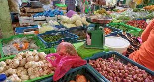 Bawang merah dan putih di Pasar Gubah, Palembang, Selasa (26/11/2024). Foto: Sumselheadline/Pitria.