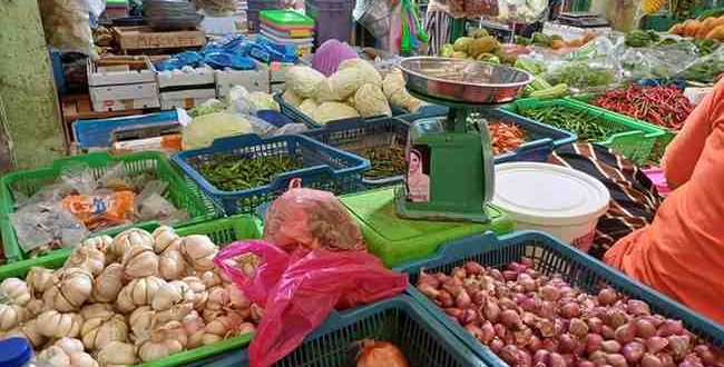 Bawang merah dan putih di Pasar Gubah, Palembang, Selasa (26/11/2024). Foto: Sumselheadline/Pitria.