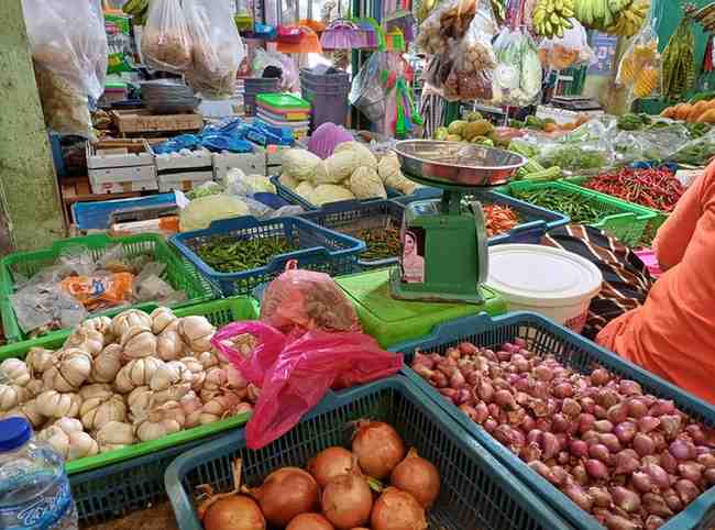 Bawang merah dan putih di Pasar Gubah, Palembang, Selasa (26/11/2024). Foto: Sumselheadline/Pitria.