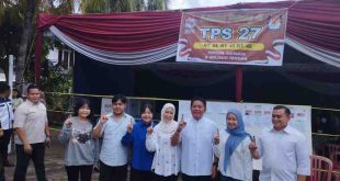 Calon Gubernur Sumsel, Herman Deru bersama keluarga usai mencoblos di TPS 27 Kelurahan 8 Ilir Palembang, Rabu (27/11/2024). Foto: Tim HDCU.