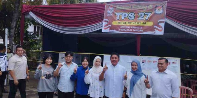 Calon Gubernur Sumsel, Herman Deru bersama keluarga usai mencoblos di TPS 27 Kelurahan 8 Ilir Palembang, Rabu (27/11/2024). Foto: Tim HDCU.