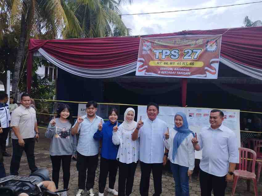 Calon Gubernur Sumsel, Herman Deru bersama keluarga usai mencoblos di TPS 27 Kelurahan 8 Ilir Palembang, Rabu (27/11/2024). Foto: Tim HDCU.