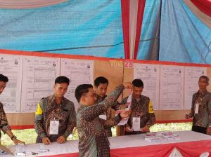 Suasana penghitungan suara di TPS 028, Demang Lebar Daun Palembang, Rabu (27/11/2024). Foto: Sumselheadline/Pitria.