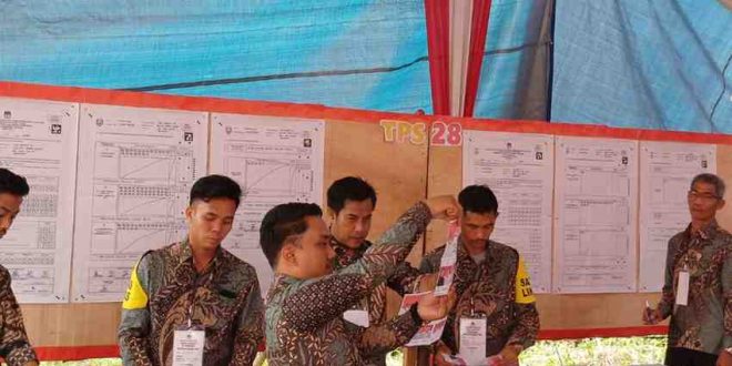 Suasana penghitungan suara di TPS 028, Demang Lebar Daun Palembang, Rabu (27/11/2024). Foto: Sumselheadline/Pitria.