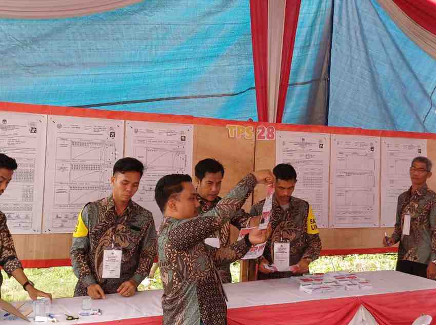 Suasana penghitungan suara di TPS 028, Demang Lebar Daun Palembang, Rabu (27/11/2024). Foto: Sumselheadline/Pitria.