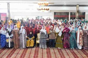 Penjabat (Pj) Ketua Tim Penggerak (TP) Pemberdayaan Kesejahteraan Keluarga (PKK) Provinsi Sumatera  Selatan (Sumsel) Melza Elen Setiadi bersama anggota TPKK Sumsel saat pengajian bulanan, Jumat (15/11/2024). Foto: Humas Pemprov Sumsel.