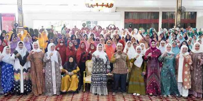 Penjabat (Pj) Ketua Tim Penggerak (TP) Pemberdayaan Kesejahteraan Keluarga (PKK) Provinsi Sumatera  Selatan (Sumsel) Melza Elen Setiadi bersama anggota TPKK Sumsel saat pengajian bulanan, Jumat (15/11/2024). Foto: Humas Pemprov Sumsel.